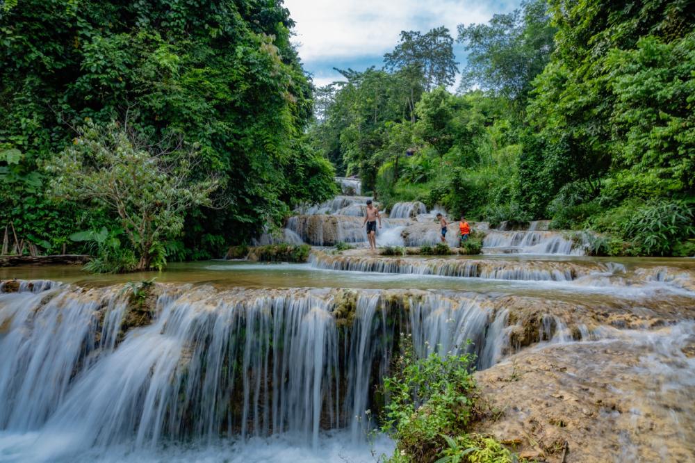 Đắm mình trong làn nước trong xanh của thác Mu tỉnh Hòa Bình 