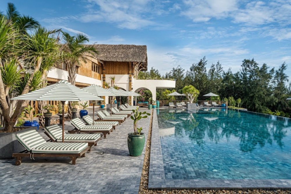 Resort Phú Yên 5 sao Stelia Beach cung cấp bể bơi ngoài trời cao cấp (Ảnh: Sưu tầm Internet)