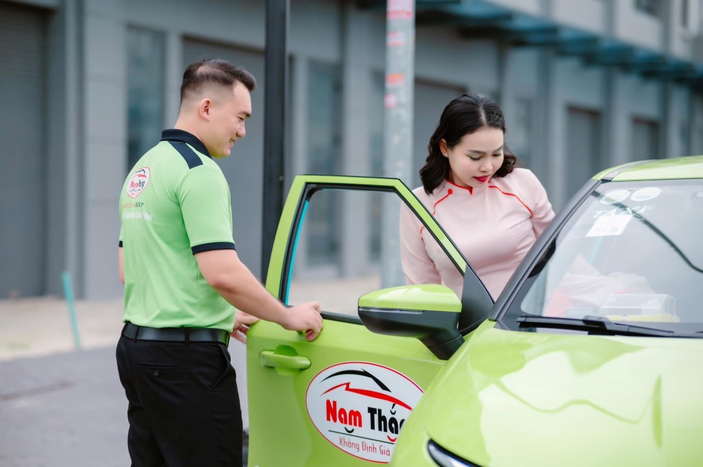 Phong cách phục vụ chuyên nghiệp, tận tâm của tài xế taxi Nam Thắng An Biên (Ảnh: Fanpage Taxi điện Nam Thắng Rạch Giá)