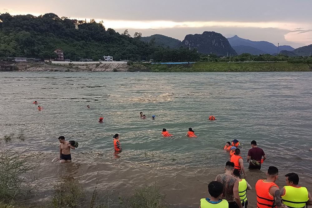 Cần mặc áo phao khi bơi trên hồ để đảm bảo an toàn 