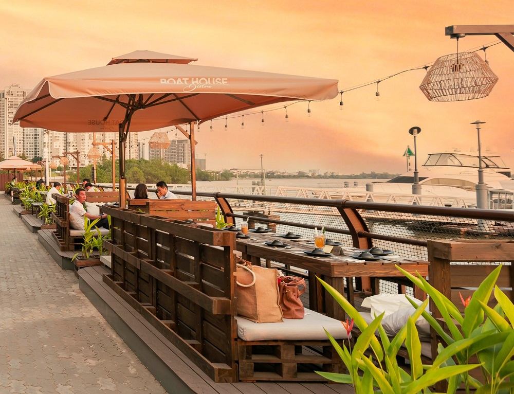 Boat House Bistro có tầm nhìn ra sông Sài Gòn ngắm hoàng hôn siêu đẹp (Ảnh: Fanpage: BOAT HOUSE Bistro - Bình Khánh)