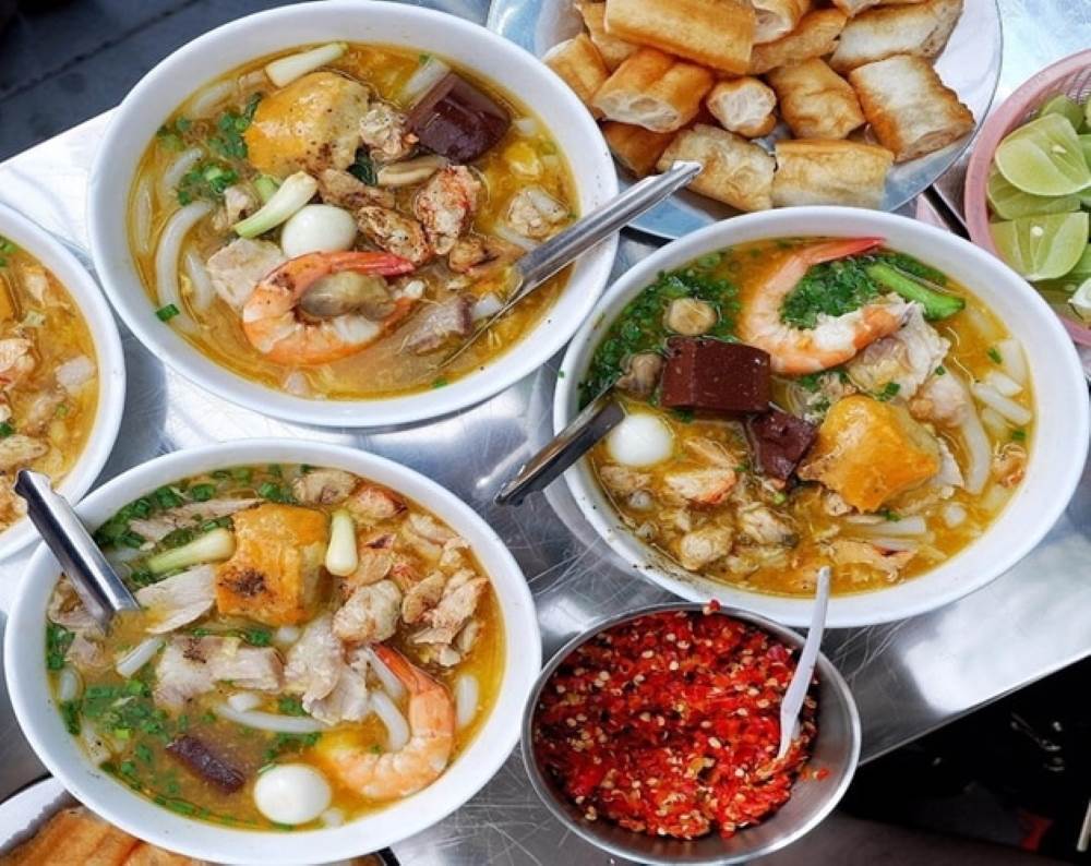 Bánh Canh Cua Hiền Bình Thạnh là một trong những quán ăn nổi tiếng tại Sài Gòn