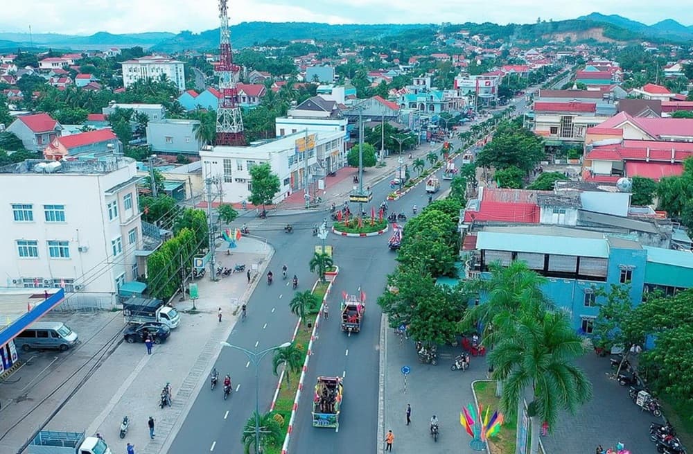 Từ Pleiku, bạn có thể di chuyển bằng ô tô hoặc xe máy theo hướng Quốc lộ 19 