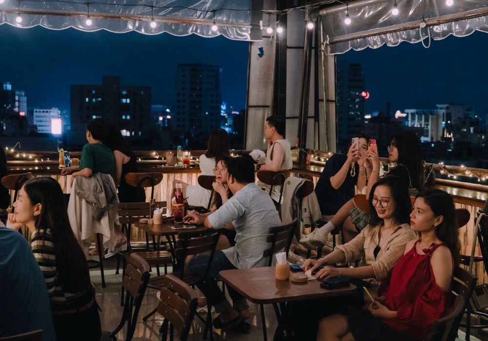 Lượng khách tại Lang Thang Rooftop thường đông hơn vào những ngày cuối tuần (Ảnh: Lang Thang Rooftop) 