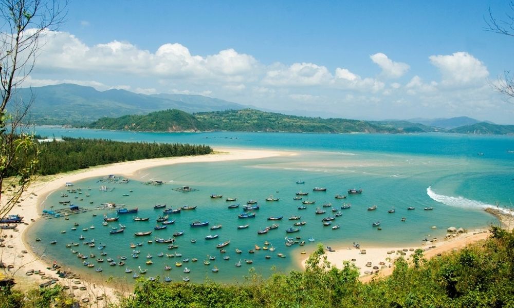 Khung cảnh Vịnh Xuân Đài bao la, trữ tình khiến bao người say đắm (Ảnh: phuyentourism.gov.vn)