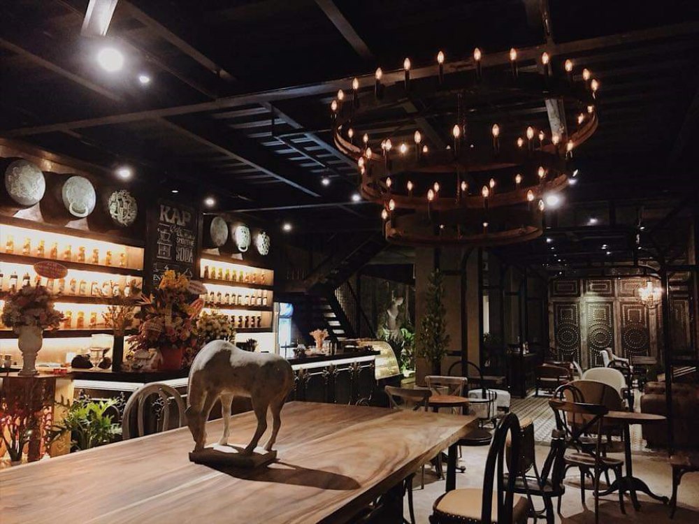 Không gian tại KAP Bistro được thiết kế theo phong cách châu Âu cổ điển