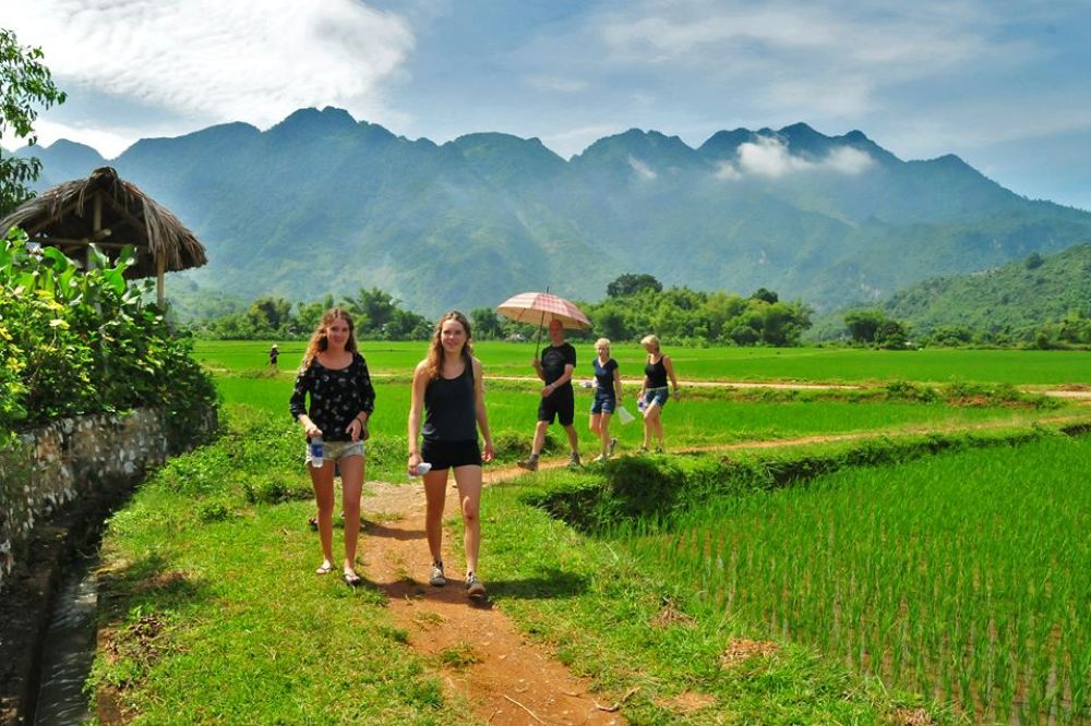 Nhiều du khách trải nghiệm du lịch bộ hành 