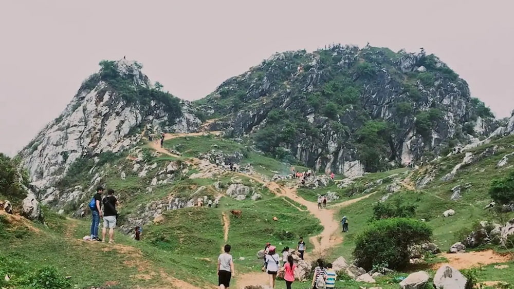 Núi Trầm là một dãy núi đá vôi với độ cao không quá lớn