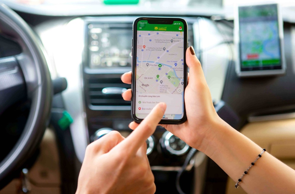 Thanh toán cước phí taxi bằng điện thoại có tải app đặt xe Mai Linh 