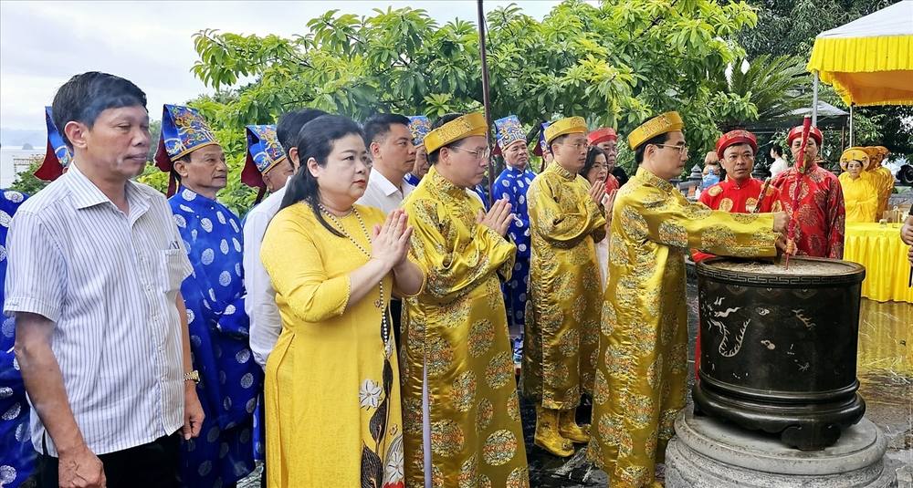 Du khách thành tâm đọc văn khấn cầu bình an và may mắn tại Đền Cửa Ông (Ảnh: Sưu tầm Internet)