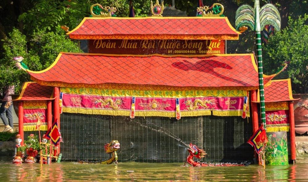 Ngoài nghi lễ quan trọng, lễ hội Đền Trần còn có nhiều hoạt động văn hóa như múa rối nước