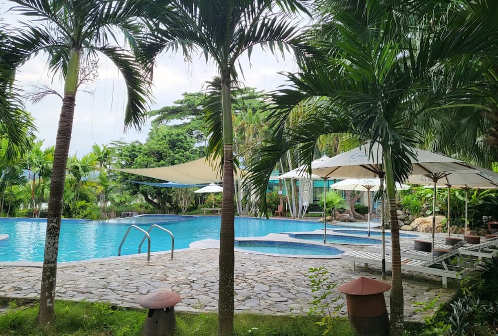 Khu vực hồ bơi tại Tản Đà Spa Resort (Ảnh: Sưu tầm Internet)