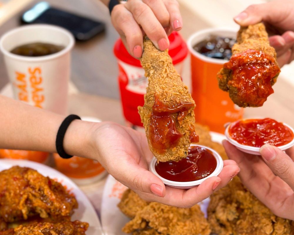 Miếng gà Popeyes được chiên ngập dầu, giòn tan (Ảnh: Sưu tầm Internet)