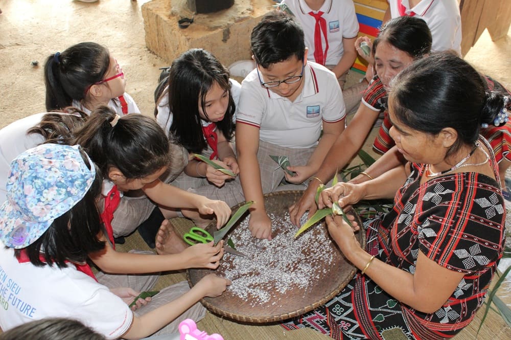 Du khách có thể trực tiếp tham gia vào quá trình chế biến những món ăn đặc trưng của từng vùng miền (Ảnh: Langvanhoavietnam.vn)