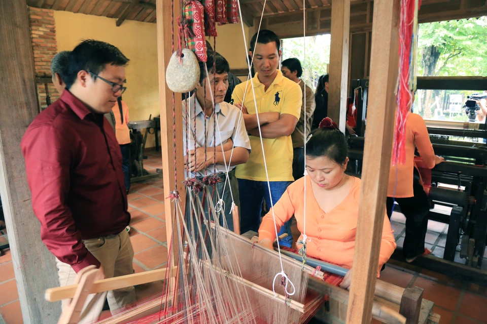 Trải nghiệm Dệt Lụa - Tự tay tạo nên sản phẩm lụa độc đáo (Ảnh: Sưu tầm internet)