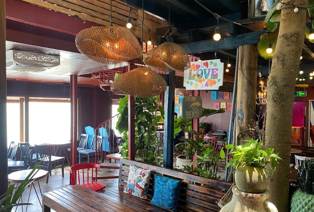 Phong cách nhiệt đới đa sắc mắc tại Beach Stop Lounge & Cafe (Ảnh: Sưu tầm Internet)