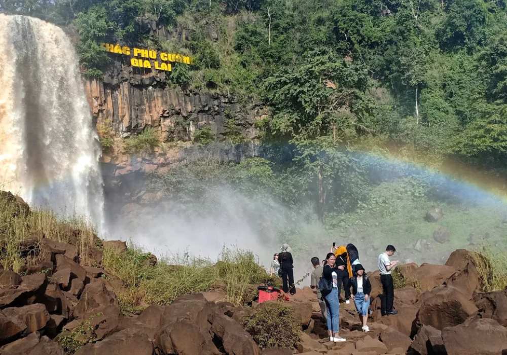 Bạn có thể đi dã ngoại, picnic cùng những người thân yêu tại thác Phú Cường (Ảnh: Sưu tầm Internet)