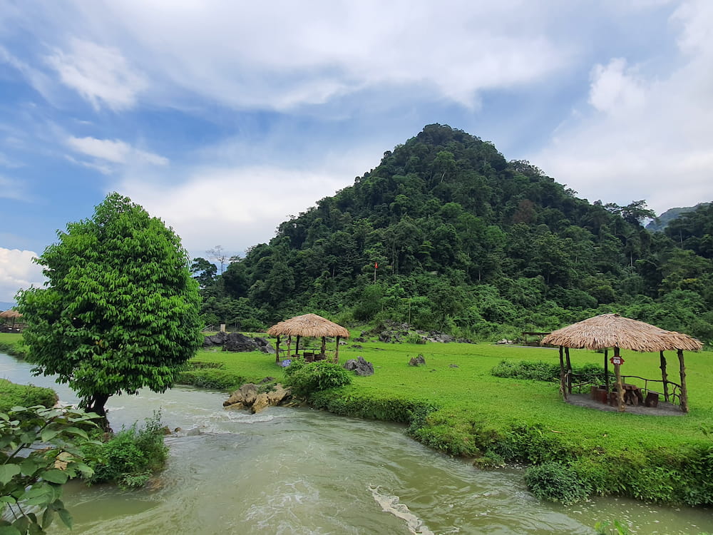 Bãi Pặng Tân Lạc là nơi lý tưởng để gia đình và bạn bè cắm trại 