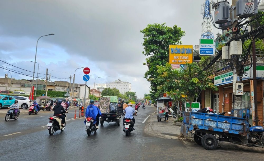 Xe máy là phương tiện được nhiều người lựa chọn để di chuyển đến chùa