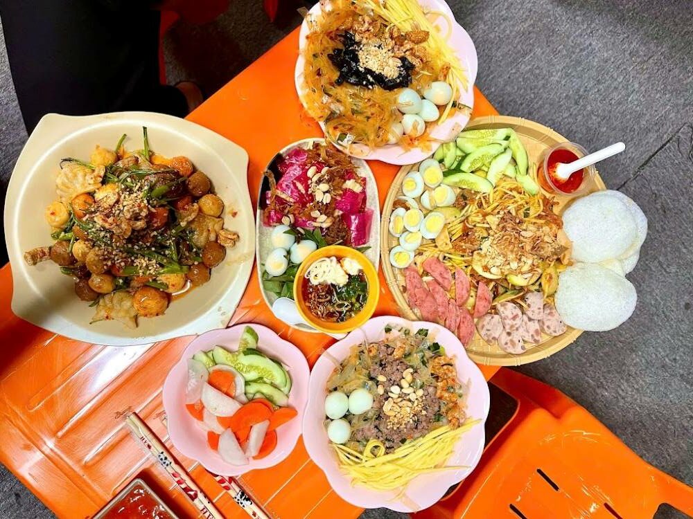 Simon có đa dạng các món ăn vặt nên thu hút được nhiều thực khách trẻ (Ảnh: Ăn vặt Simon - Bánh tráng - Tré trộn - Chân gà)