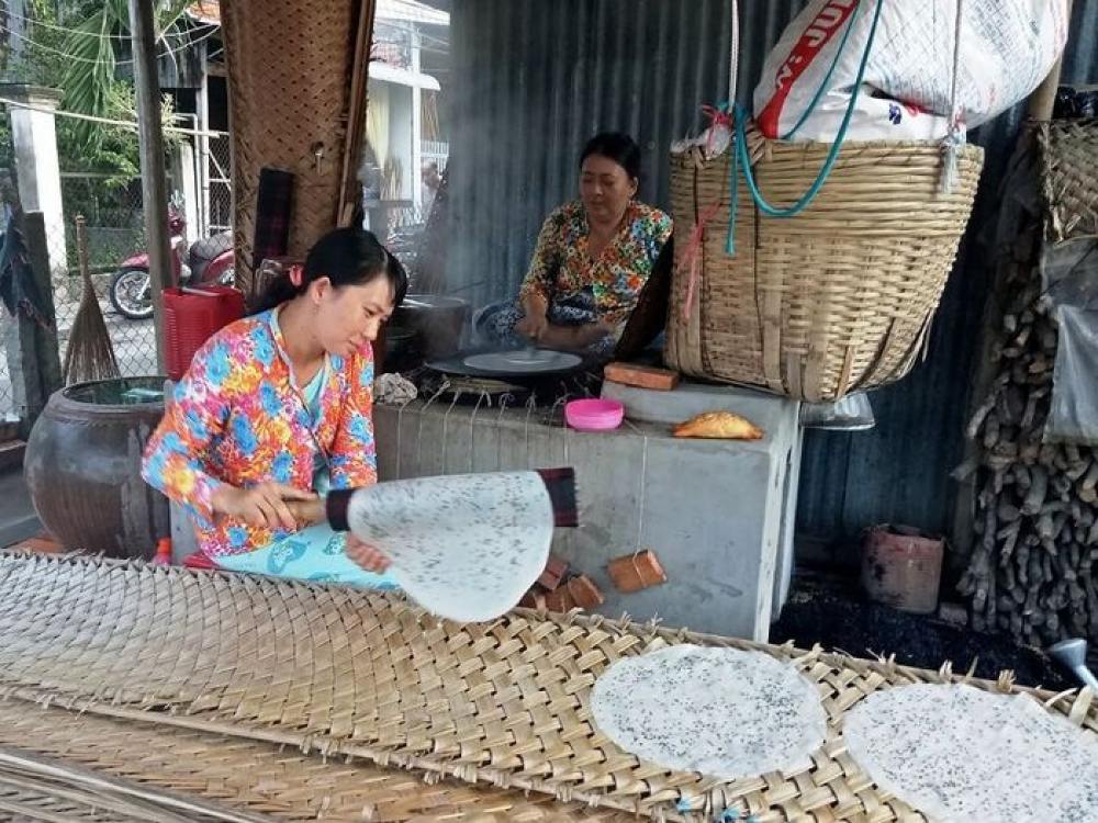 Trước khi ra được thành phẩm, bánh tráng Hoa Đa phải trải qua nhiều công đoạn chế biến (Ảnh: Sưu tầm Internet)