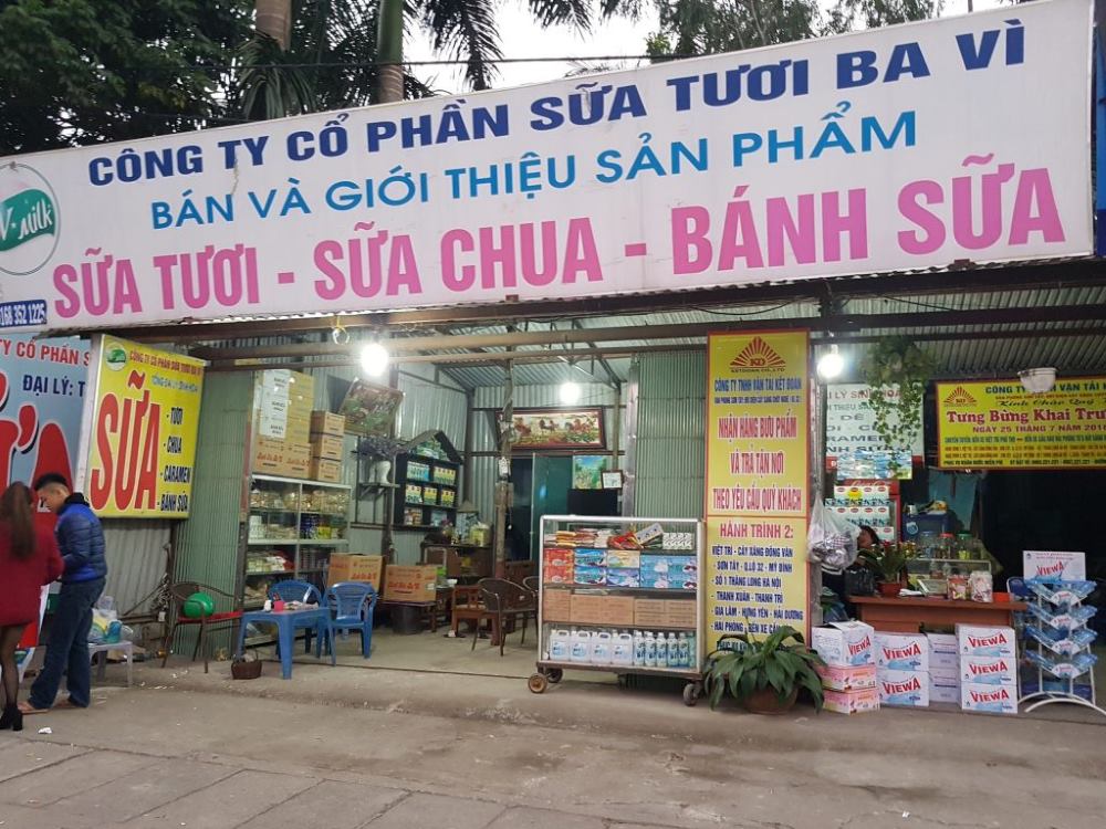 Có nhiều trạm dừng chân bán đặc sản sữa tươi Ba Vì