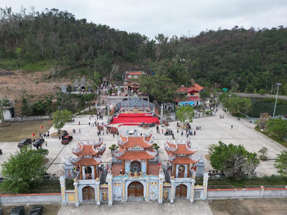 Đền Cặp Tiên thanh bình, nơi thờ Cô Bé Cửa Suốt linh thiêng bên bờ biển (Ảnh: Sưu tầm Internet)