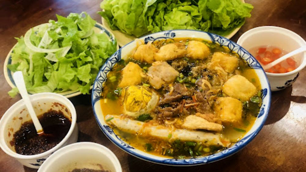 Mỗi tô bún riêu cô Hương đầy đủ chả cua, riêu cua, huyết, chả lụa và tóp mỡ giòn (Ảnh: Quán Cô Hương)