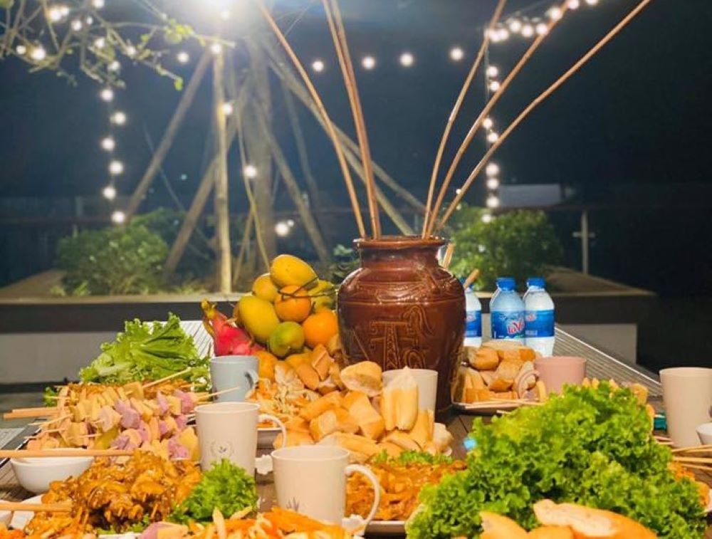 Sân thượng BBQ được trang bị đầy đủ bếp nướng, bàn ghế cho 20 người 
