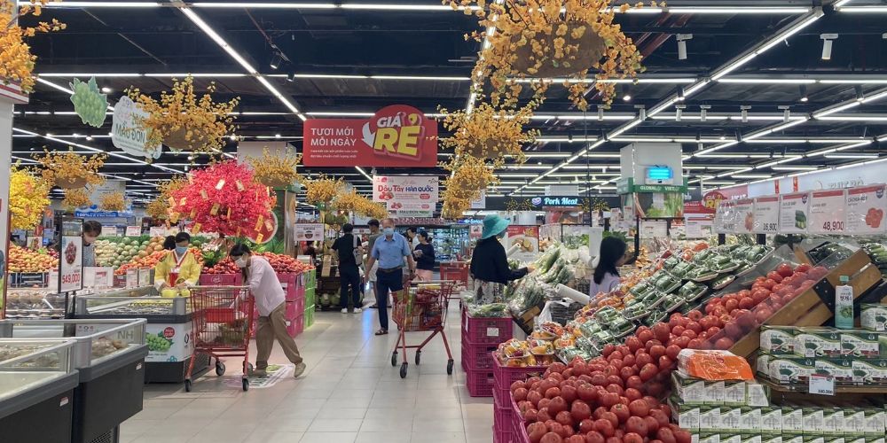 Mô hình siêu thị kết hợp trung tâm thương mại giúp khách hàng có những phút giây thư giãn bên gia đình sau khi mua sắm (Ảnh: Thanhnien.vn)