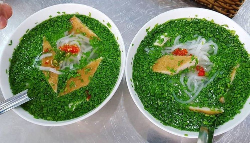 Bánh canh hẹ Tuy Hòa Phú Yên – Quán Bé Bông nổi tiếng với nước dùng thanh ngọt, được nấu từ cá biển tươi