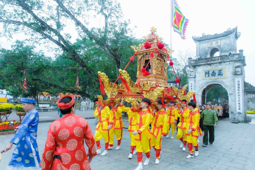 Du khách có thể hành hương cùng đoàn rước đến các địa điểm trong khu di tích