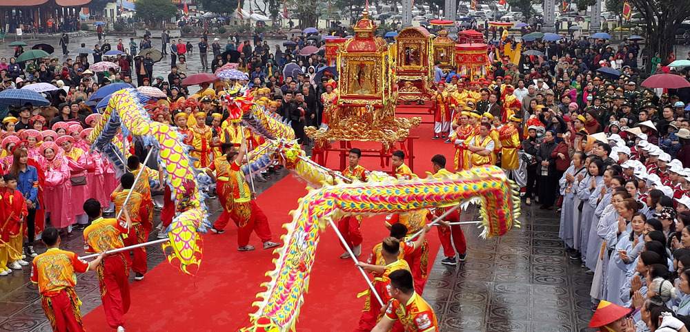 Lễ rước kiệu bài vị Hưng Nhượng Vương là điểm nhấn nổi bật của lễ hội đền Cửa Ông (Ảnh: Sưu tầm Internet)