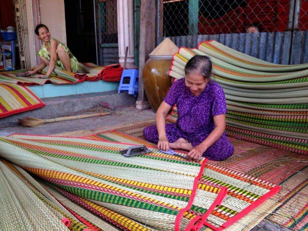 Làng nghề dệt chiếu mang đến trải nghiệm dệt chiếu thủ công từ nguyên liệu tự nhiên 