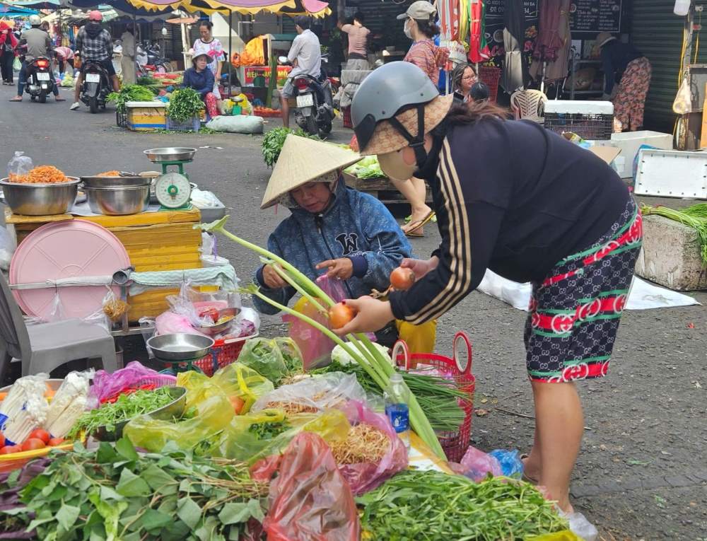 Thực phẩm tươi sống là mặt hàng được bày bán nhiều nhất tại chợ 