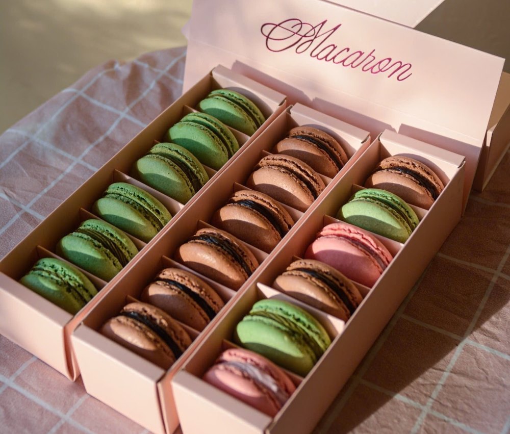 Macaron tại tiệm được yêu thích bởi hương vị tươi ngon và bao bì đẹp mắt, rất thích hợp làm quà tặng (Ảnh: Ranchu Saigon)