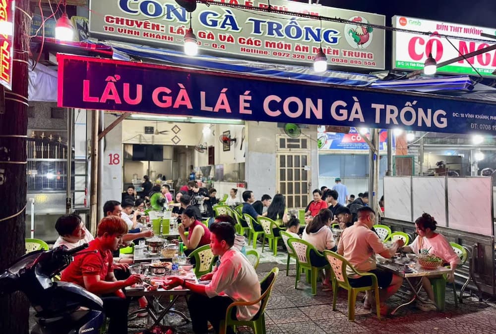 Không gian quán rộng rãi, phù hợp để tụ tập bạn bè và gia đình thưởng thức lẩu gà lá é (Ảnh: Google Maps)