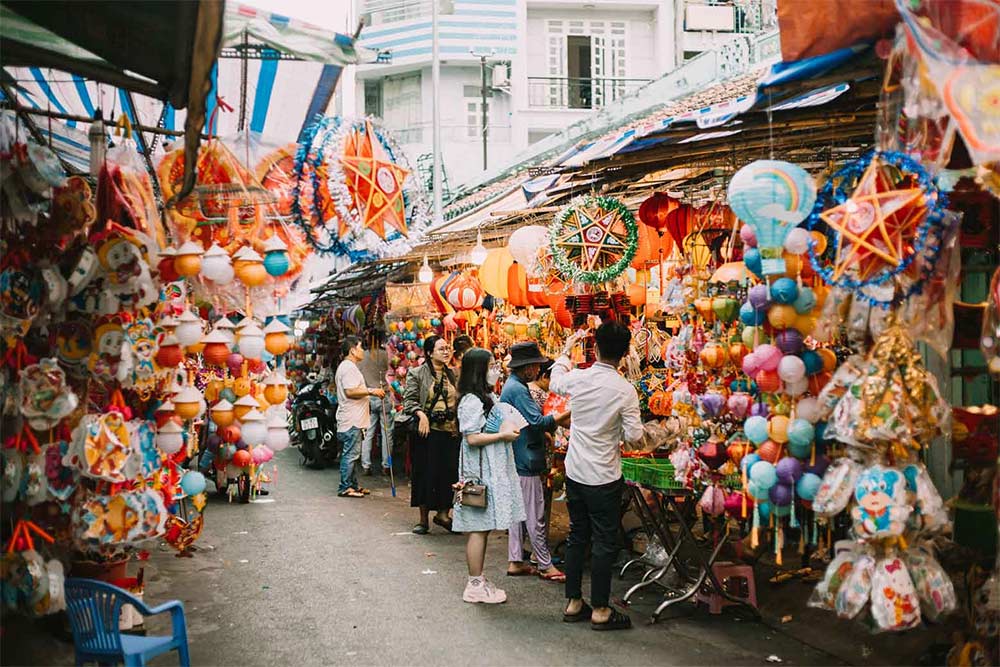 Những mẫu mã lồng đèn vô cùng đa dạng (Ảnh: 1 Phút Sài Gòn)