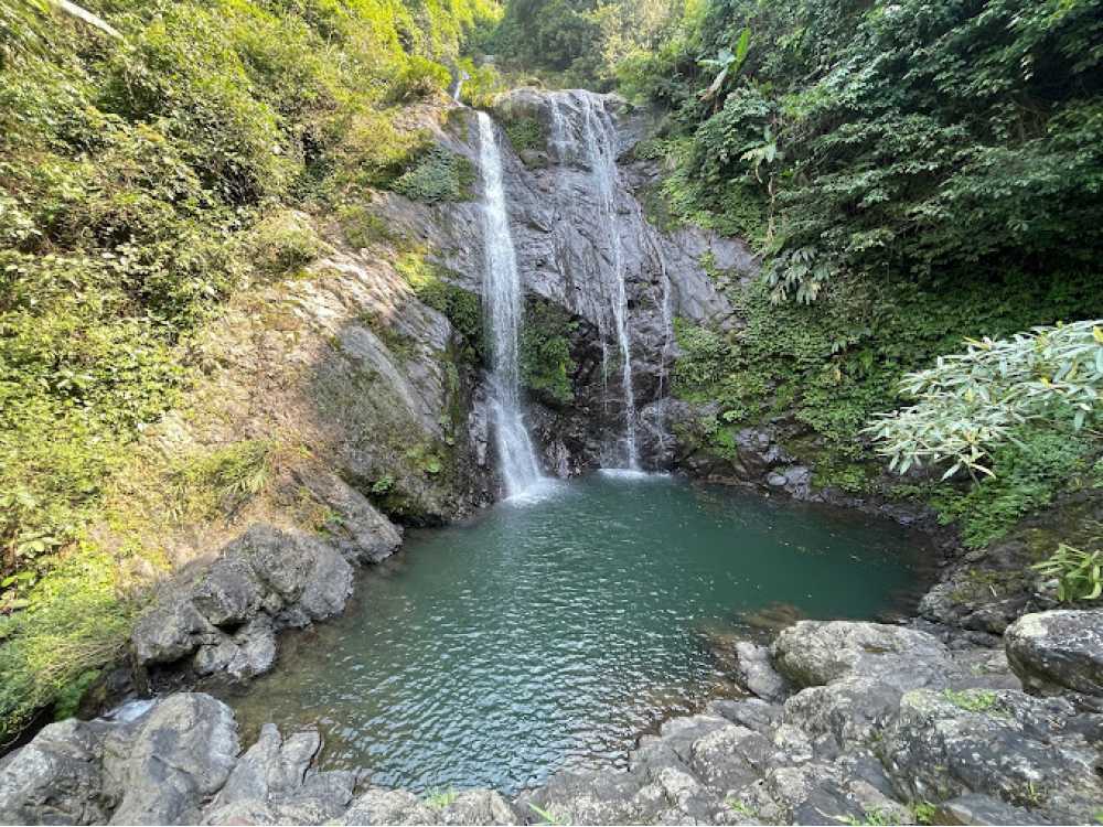 Vào thời điểm mùa hè, cây cối tại thác vô cùng xanh mát (Ảnh: Google Maps)