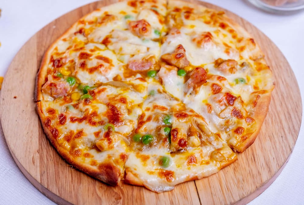 Pizza với lớp phô mai phủ lên trên bép ngậy, thơm lừng (Ảnh: Google Maps)