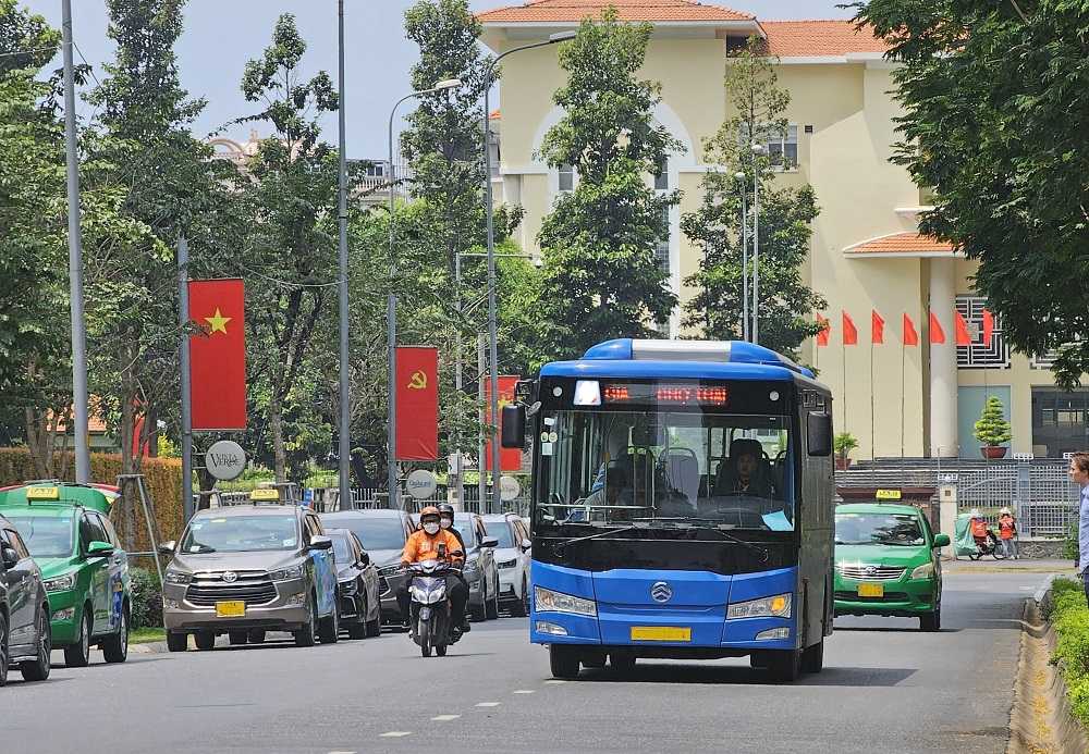 Hoặc cũng có thể di chuyển bằng phương tiện công cộng 