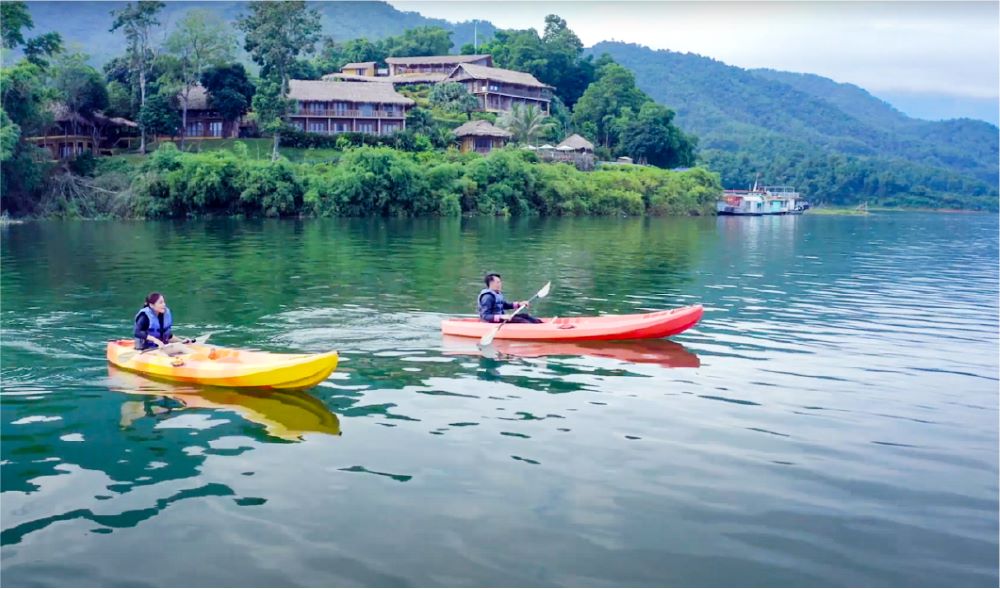 Hồ Hòa Bình là địa điểm lý tưởng để du khách tham gia chèo thuyền kayak 