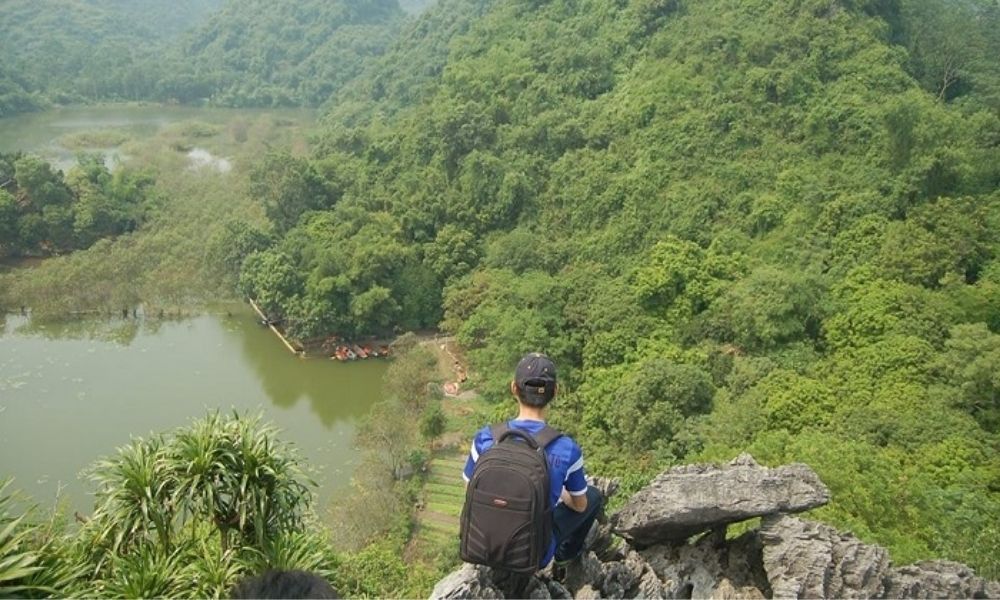 Du khách ngắm nhìn toàn cảnh hồ Quan Sơn từ núi Hoa Quả Sơn