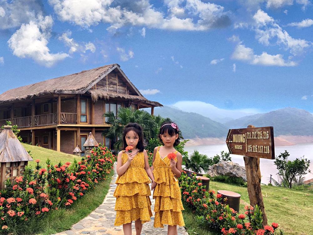 Các bé đến với Mai Châu Hideaway Lake Resort có thể thỏa thích khám phá và vui đùa trong môi trường trong lành 