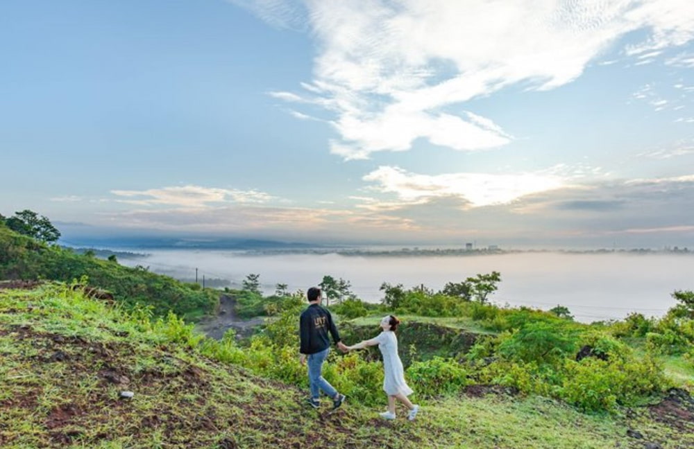 Con đường lên đỉnh núi khá bằng phẳng, dễ dàng cho người lần đầu trekking