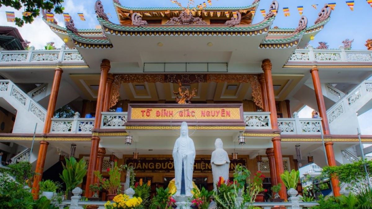 CHÙA GIÁC NGUYÊN CẦN GIUỘC TRẦM MẶC ẨN HIỆN SAU HÀNG CÂY