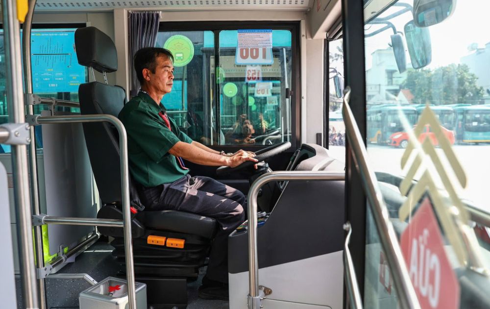 Nghề lái xe bus phải làm việc theo lịch trình cố định (Ảnh: vnexpress.net)