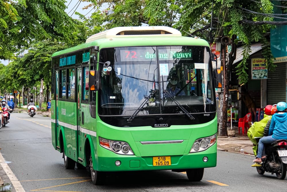 Bạn có thể di chuyển bằng xe buýt và xuống ở các điểm dừng gần công viên (Ảnh: Sưu tầm Internet)