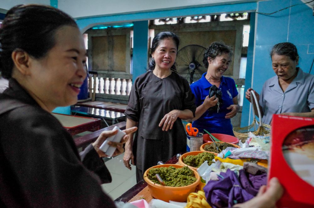 Những phật tử làm công quả tại chùa phụ trách việc băng bó vết thương , bốc thuốc và đón tiếp các bệnh nhân