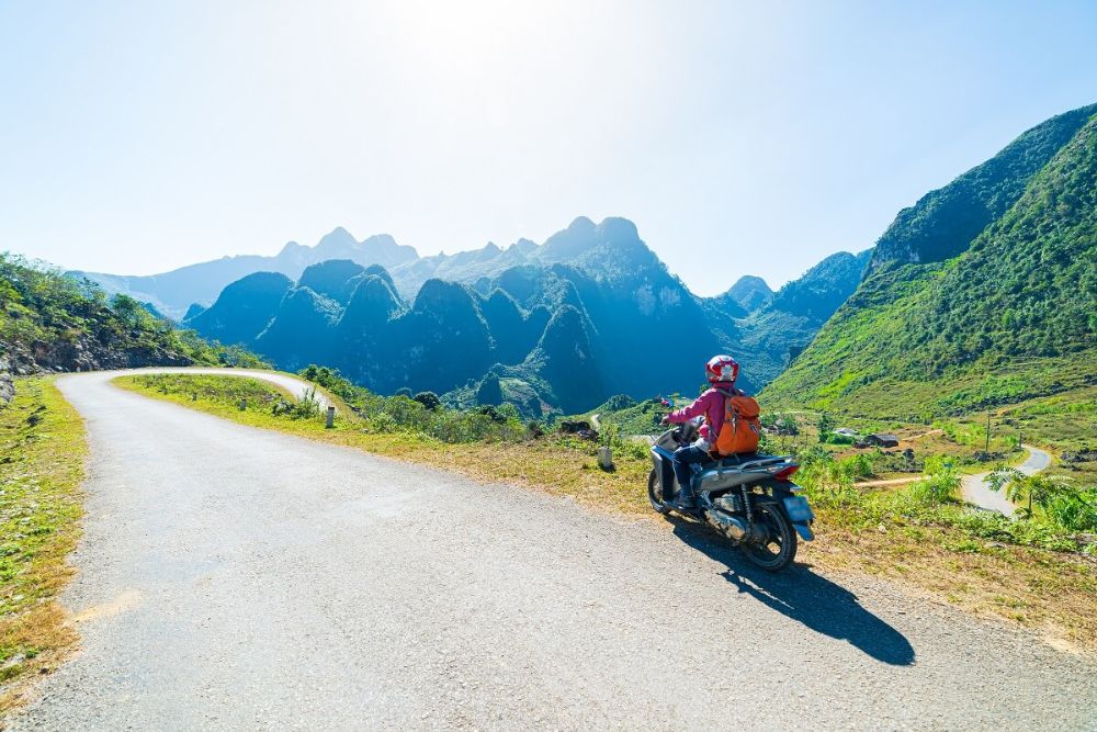 Xe máy là phương tiện lý tưởng nếu bạn muốn ngắm nhìn cảnh bên đường (Ảnh: Sưu tầm Internet)